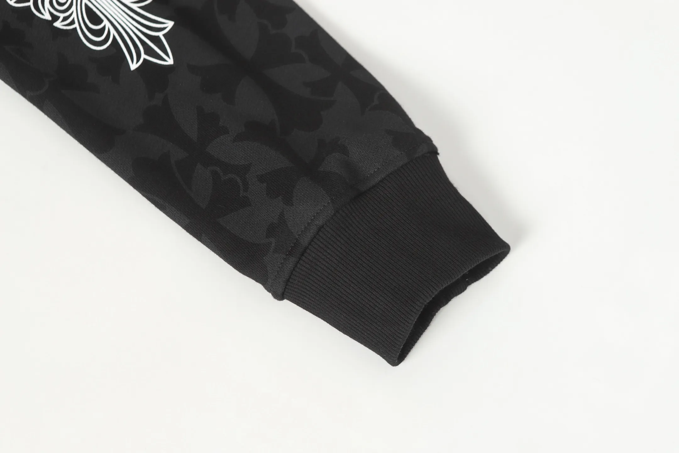 P280 #L3120 cross-border model. Those who pursue quality should not place an order. -Chrome Hearts/Chrome Heart Dark Pattern Cross✝️Horseshoe Sanskrit Hooded Sweatshirt -High weight, high density and high quality. The wool is soft, delicate and skin-friendly. It feels soft and silky. It has excellent warmth and skin-friendly properties.